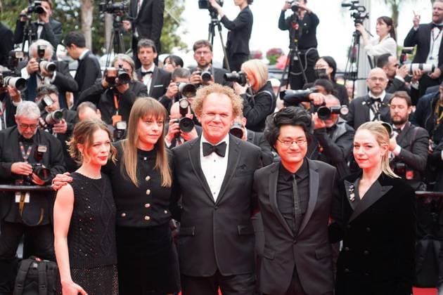 Entertainment Bilder des Tages The Kaibutsu (Monster) Movie Premiere at the 76th Edition of the Cannes Film Festival Members of the Un Certain Regard jury attend the movie premiere and red carpet event for the movie Kaibutsu (Monster), which is in competition for the Palme d Or, during the 76th edition of the Cannes Film Festival on May 17 2023, in Cannes, France Cannes Palace of Festivals and Congresses of Cannes Cannes France Copyright: xAlexandraxFechetex A_F00049