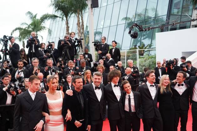 The Kaibutsu (Monster) Movie Premiere at the 76th Edition of the Cannes Film Festival, Animal Kingdom, le regne animal, Billie Blain, Paul Kircher, Thomas Cailley, Romain Duris, Adele Exarchopoulos, Tom Mercier, Pierre Guyard Director Director Thomas Cailley and cast of the movie Animal Kingdom attend the movie premiere and red carpet event for the movie Kaibutsu (Monster), which is in competition for the Palme d Or, during the 76th edition of the Cannes Film Festival on May 17 2023, in Cannes, France Cannes Palace of Festivals and Congresses of Cannes Cannes France Copyright: xAlexandraxFechetex A_F00090