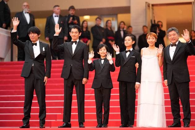 Entertainment Bilder des Tages The Kaibutsu (Monster) Movie Premiere at the 76th Edition of the Cannes Film Festival Yuji Sakamoto, Eita Nagayama, Hinata Hiiragi, Soya Kurokawa, Sakura Ando, and Hirokazu Kore-eda attend the movie premiere and red carpet event for the movie Kaibutsu (Monster), which is in competition for the Palme d Or, during the 76th edition of the Cannes Film Festival on May 17 2023, in Cannes, France Cannes Palace of Festivals and Congresses of Cannes Cannes France Copyright: xAlexandraxFechetex _ADR0361