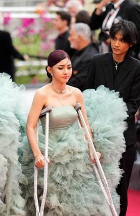 The Kaibutsu (Monster) Movie Premiere at the 76th Edition of the Cannes Film Festival Actress Shin Yubin won t let some crutches stop her from attending the movie premiere and red carpet event for the movie Kaibutsu (Monster), which is in competition for the Palme d Or, during the 76th edition of the Cannes Film Festival on May 17 2023, in Cannes, France Cannes Palace of Festivals and Congresses of Cannes Cannes France Copyright: xAlexandraxFechetex _ADR8613