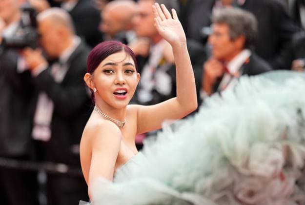 The Kaibutsu (Monster) Movie Premiere at the 76th Edition of the Cannes Film Festival Actress Shin Yubin won t let some crutches stop her from attending the movie premiere and red carpet event for the movie Kaibutsu (Monster), which is in competition for the Palme d Or, during the 76th edition of the Cannes Film Festival on May 17 2023, in Cannes, France Cannes Palace of Festivals and Congresses of Cannes Cannes France Copyright: xAlexandraxFechetex _ADR8688