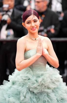 The Kaibutsu (Monster) Movie Premiere at the 76th Edition of the Cannes Film Festival Actress Shin Yubin won t let some crutches stop her from attending the movie premiere and red carpet event for the movie Kaibutsu (Monster), which is in competition for the Palme d Or, during the 76th edition of the Cannes Film Festival on May 17 2023, in Cannes, France Cannes Palace of Festivals and Congresses of Cannes Cannes France Copyright: xAlexandraxFechetex _ADR8715