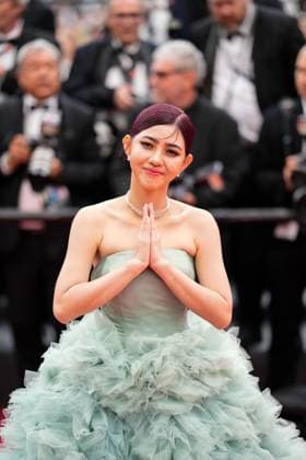 The Kaibutsu (Monster) Movie Premiere at the 76th Edition of the Cannes Film Festival Actress Shin Yubin won t let some crutches stop her from attending the movie premiere and red carpet event for the movie Kaibutsu (Monster), which is in competition for the Palme d Or, during the 76th edition of the Cannes Film Festival on May 17 2023, in Cannes, France Cannes Palace of Festivals and Congresses of Cannes Cannes France Copyright: xAlexandraxFechetex _ADR8720