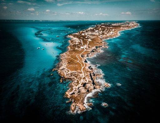 RECORD DATE NOT STATED Cancun, Isla Mujeres, aerial view Punta Sur. Crystal clear turquoise water, waves crashing on the rocky shore. *** Cancun, Isla Mujeres, aerial Ansicht Punta Sur Kristall klar türkis water, Wellen abstürzenden am der felsig Ufer 6754258