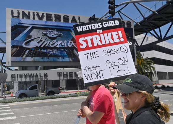 Bilder des Jahres 2023, News 05 Mai News Themen der Woche KW20 Writers Guild of America members continue picket lines outside all the major Los Angeles studios a day after the WGA s negotiating committee told it s members that the producer s alliance refuses to negotiate a fair deal to address the existential crisis writers are facing. on Wednesday, May17, 2023. WGA leadership says a long strike would cost studios more than a settlement.  LAP2023051705 JIMxRUYMEN