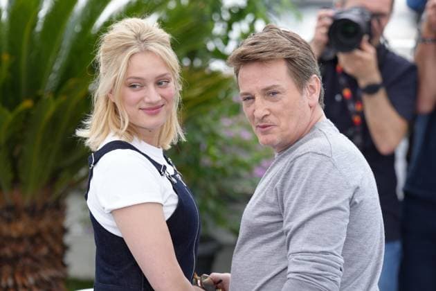 Nadia Tereszkiewicz - Benoit Magimel CELEBRITES : 76 eme festival de Cannes - Photocall du film Rosalie - Cannes - 18 05 2023 NorbertScanella Panoramic 