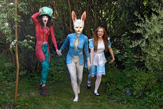 Entertainment Themen der Woche KW20 Entertainment Highlight Bilder des Tages GEEK ART - Bodypainting and Transformaking: Alice im Wunderland Photoshooting mit Melina als Alice, Julia als verrückter Hutmacher und Janina als das weiße Kaninchen im Czarnecki-Garten. Hameln, 18.05.2023 - Ein Projekt des Fotografen Tschiponnique Skupin und des Bodypainters und Transformakers Enrico Lein *** GEEK ART Bodypainting and Transformaking Alice in Wonderland Photoshooting with Melina as Alice, Julia as the Mad Hatter and Janina as the White Rabbit in the Czarnecki Garden Hamelin, 18 05 2023 A project of the photographer Tschiponnique Skupin and the Bodypainter and Transformaker Enrico Lein Foto:xT.xSkupinx xFuturexImage