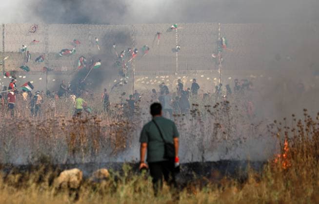 Bilder des Jahres 2023, News 05 Mai News Themen der Woche KW20 News Bilder des Tages Protest In Gaza Palestinians take part in a protest against the holding of the annual flag march in Jerusalem which marks Jerusalem Day, at the Israel-Gaza border fence east of Gaza City May 18, 2023. Gaza Palestine  Copyright: xMajdixFathix originalFilename: fathi-notitle230518_npYFk.jpg