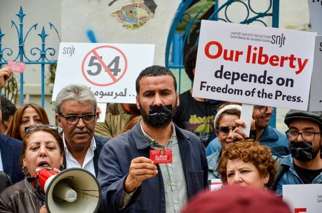Bilder des Jahres 2023, News 05 Mai News Themen der Woche KW20 News Bilder des Tages May 18, 2023: Tunis, Tunisia. 18 May 2023. Tunisian journalists take part in a protest outside the National Syndicate of Tunisian Journalists (SNJT) headquarters in the capital Tunis, calling for press freedom and chanting journalism isn t a crime . Participants protested against the government s use of anti-terror laws to intimidate the media, following a recent five years jail sentence handed down by the court to broadcaster Khalima Guesmi - ZUMAd99_ 20230518_zap_d99_017 Copyright: xHasanxMradx