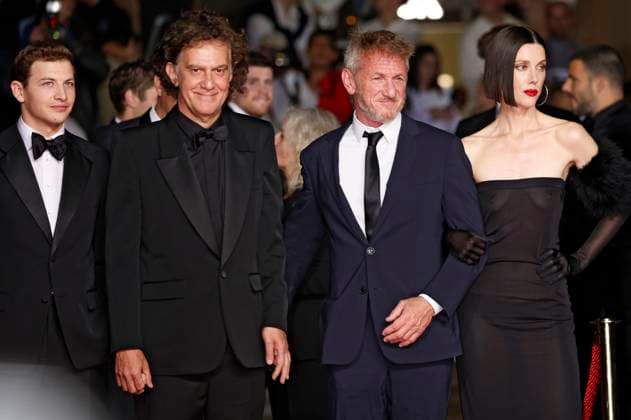 Tye Sheridan, Jean Stephane Sauvaire, Sean Penn and Raquel Nave at the premiere of the feature film Black Flies at the Festival de Cannes 2023 76 Cannes International Film Festival at the Palais des Festivals Cannes, 18 05 2023. Foto:xD.xBedrosianx xFuturexImage