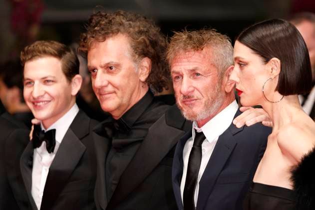 Tye Sheridan, Jean Stephane Sauvaire, Sean Penn and Raquel Nave at the premiere of the feature film Black Flies at the Festival de Cannes 2023 76 Cannes International Film Festival at the Palais des Festivals Cannes, 18 05 2023. Foto:xD.xBedrosianx xFuturexImage