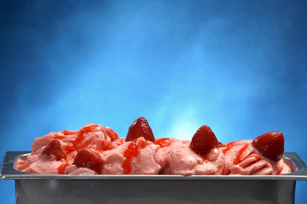 Strawberry ice cream on a blue background Copyright: xVladimirxSretenovicx xDesignxPicsx , 31216671 Copyright: JENNYxSOLOMONx xDesignxPics 31216671