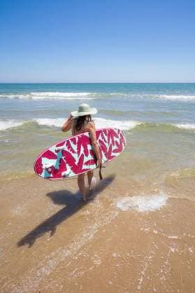 RECORD DATE NOT STATED A Hispanic woman wearing swimwear while holding a surfboard on the beach *** einer hispanisch Frau wearing Badekleidung wärend haltend einer Surfbrett am der Strand 6936234 ,model released, Symbolfoto
