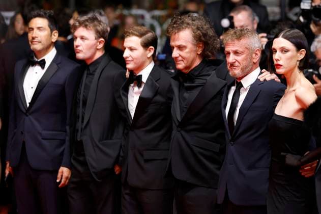 Warren Goz, Michael Pitt, Tye Sheridan, Jean Stephane Sauvaire, Sean Penn and Raquel Nave at the premiere of the feature film Black Flies at the Festival de Cannes 2023 76 Cannes International Film Festival at the Palais des Festivals Cannes, 18 05 2023. Foto:xS.xGabschx xFuturexImage