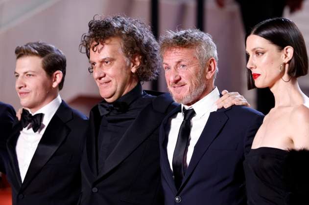 Tye Sheridan, Jean Stephane Sauvaire, Sean Penn and Raquel Nave at the premiere of the feature film Black Flies at the Festival de Cannes 2023 76 Cannes International Film Festival at the Palais des Festivals Cannes, 18 05 2023. Foto:xS.xGabschx xFuturexImage