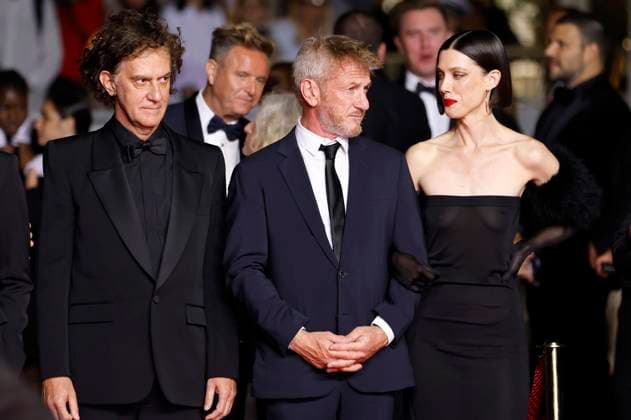 Jean Stephane Sauvaire, Sean Penn and Raquel Nave at the premiere of the feature film Black Flies at the Festival de Cannes 2023 76 Cannes International Film Festival at the Palais des Festivals Cannes, 18 05 2023. Foto:xS.xGabschx xFuturexImage