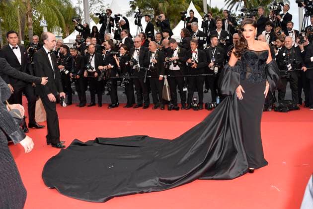 Pia Wurtzbach bei der Indiana Jones and the Dial of Destiny Premiere am 18.05.2023 im Rahmen vom 76. Cannes Film Festival in Cannes Cannes Film Festival 2023 - Indiana Jones Premiere *** Pia Wurtzbach at the Indiana Jones and the Dial of Destiny Premiere on 18 05 2023 at the 76 Cannes Film Festival in Cannes Cannes Film Festival 2023 Indiana Jones Premiere