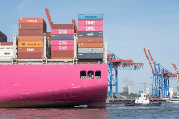 Einlauf Containerschiff ONE Triumph Reederei Ocean Network Express Pte. Ltd. Schiff läuft auf der Elbe in den Hafen ein und legt am HHLA Container Terminal Burchardkai an ;Einlauf Containerschiff ONE Triumph Reederei Ocean Network Express Pte. Ltd. Schiff läuft auf der Elbe in den Hafen ein und legt am HHLA Container Terminal Burchardkai an , *** Container ship ONE Triumph Reederei Ocean Network Express Pte Ltd Vessel enters port on the Elbe and docks at HHLA Container Terminal Burchardkai Container ship ONE Triumph Reederei Ocean Network Express Pte Ltd Vessel enters port on the Elbe and docks at HHLA Container Terminal Burchardkai ,