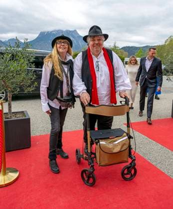 18.05.2023, Füssen im Allgäu, Musical-Premiere von Ein bisschen Frieden - Summer of Love, von Komponist Ralph Siegel, im Festspielhaus Neuschwanstein. Re: Moderator Michael Schanze mit Rollator und seine Frau Uschi Köhl. 18.05.2023, Musical, Ein bisschen Frieden 18.05.2023, Musical, Ein bisschen Frieden *** 18 05 2023, Füssen in Allgäu, musical premiere of Ein bisschen Frieden Summer of Love, by composer Ralph Siegel, at the Festspielhaus Neuschwanstein Re presenter Michael Schanze with rollator and his wife Uschi Köhl 18 05 2023, musical, Ein bisschen Frieden 18 05 2023, musical, Ein bisschen Frieden