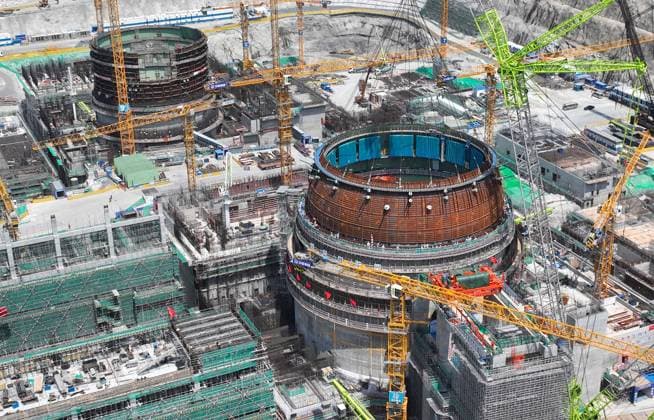 Bilder des Jahres 2023, News 05 Mai News Themen der Woche KW20 LIANYUNGANG, CHINA - MAY 19: Aerial view of cranes at the construction site of the No.7 power unit of the Tianwan Nuclear Power Plant on May 19, 2023 in Lianyungang, Jiangsu Province of China. The circular belt of the dome of Unit 7 of Tianwan Nuclear Power Station (TNPS) was successfully hoisted into place on May 19, marking the unit s shift from the civil construction stage to the equipment installation stage.  Copyright: xVCGx 111437305437