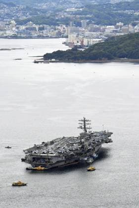 Bilder des Jahres 2023, News 05 Mai News Themen der Woche KW20 U.S. Navy aircraft carrier Nimitz at Sasebo port Photo taken from Kyodo News helicopter shows the U.S. Navy aircraft carrier Nimitz making a port call at Sasebo port in Sasebo, Nagasaki Prefecture in southwestern Japan on May 19, 2023.  A14AA0001468383P