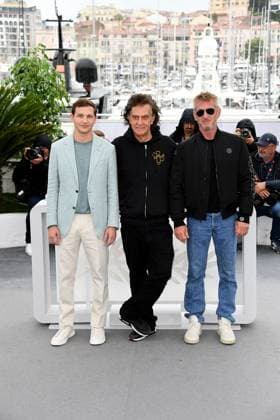 76th Cannes Film Festival 2023, Photocall film Black Flies. Pictured: Sean Penn, Jean-Stephane Sauvaire, Tye Sheridan  Copyright: xAlbertoxTerenghi PoolxPhotoxEvenx xPoolxPhotoxEventsx01x IPA_IPA38045174