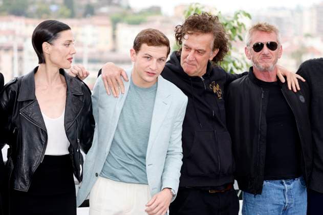 Raquel Nave, Tye Sheridan, Jean Stephane Sauvaire and Sean Penn at the photocall for the feature film Black Flies at the Festival de Cannes 2023 76 Cannes International Film Festival at the Palais des Festivals Cannes, 19 05 2023. Foto:xD.xBedrosianx xFuturexImage