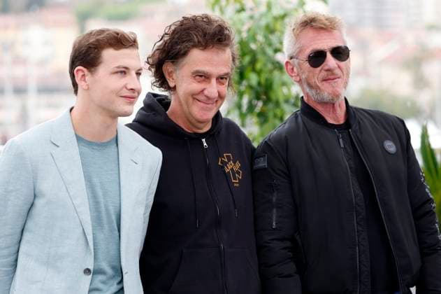 Tye Sheridan, Jean Stephane Sauvaire and Sean Penn at the photocall for the feature film Black Flies at the Festival de Cannes 2023 76 Cannes International Film Festival at the Palais des Festivals Cannes, 19 05 2023. Foto:xD.xBedrosianx xFuturexImage