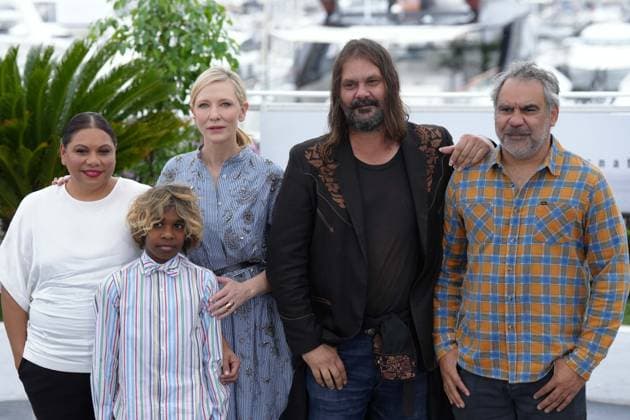 Deborah Mailman - Aswan Reid - Cate Blanchett - Warwick Thornton - Wayne Blair CELEBRITES : 76 eme festival de Cannes - Photocall du film The New Boy - Cannes - 19 05 2023 NorbertScanella Panoramic 