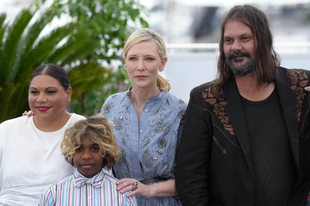 Deborah Mailman - Aswan Reid - Cate Blanchett - Warwick Thornton CELEBRITES : 76 eme festival de Cannes - Photocall du film The New Boy - Cannes - 19 05 2023 NorbertScanella Panoramic 