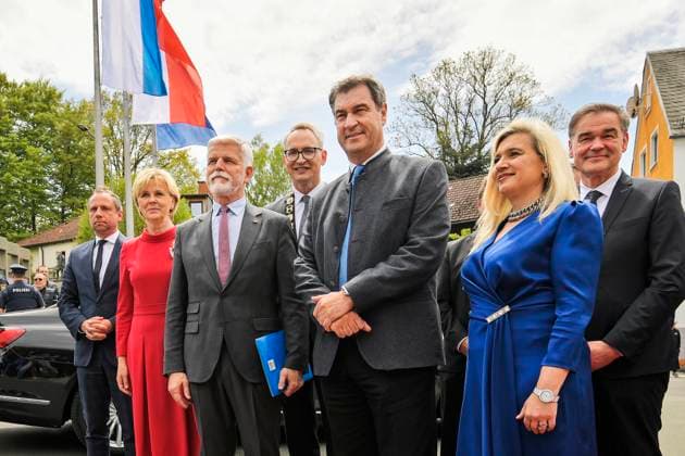 News Themen der Woche KW20 News Bilder des Tages Cross-border festival Czech-Bavarian friendship weeks starts in Selb, Germany, May 19, 2023. From left: wife of Czech President Eva Pavlova, Czech President Petr Pavel and Bavarian Prime Minister Markus Soder. (CTKxPhoto MiroslavxChaloupka) CTKPhotoP2023051905046  CTKPhotoP2023051905046