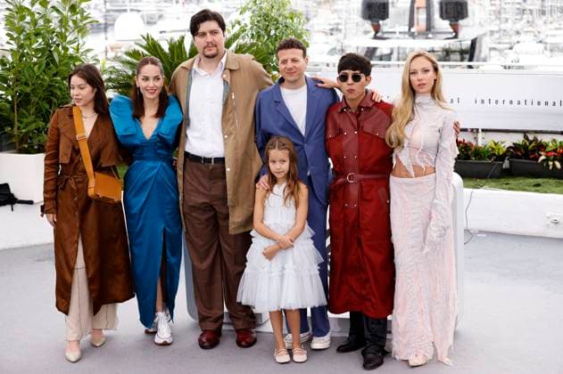 Maria Fernanda Osio, Barbara Mori, Fernando Bonilla, Olivia Turnbull Medrano, Amat Escalante, Juan Daniel Garcia Trevinand Ester Exposito at the photocall for the feature film Perdidos en la noche Lost in the Night at the Festival de Cannes 2023 76 Cannes International Film Festival at the Palais des Festivals Cannes, 19 05 2023. Foto:xS.xGabschx xFuturexImage