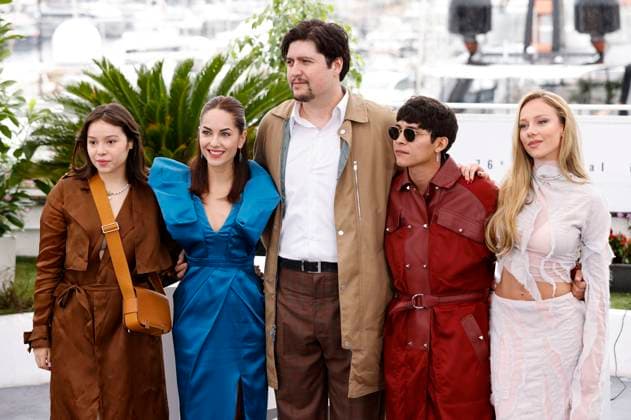 Maria Fernanda Osio, Barbara Mori, Fernando Bonilla, Amat Escalante, Juan Daniel Garcia Trevino and Ester Exposito at the photocall for the feature film Perdidos en la noche Lost in the Night at the Festival de Cannes 2023 76 Cannes International Film Festival at the Palais des Festivals Cannes, 19 05 2023. Foto:xS.xGabschx xFuturexImage