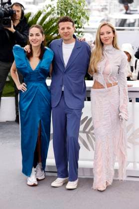 Barbara Mori, Amat Escalante and Ester Exposito at the photocall for the feature film Perdidos en la noche Lost in the Night at the Festival de Cannes 2023 76 Cannes International Film Festival at the Palais des Festivals Cannes, 19 05 2023. Foto:xS.xGabschx xFuturexImage