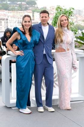 Barbara Mori, Amat Escalante and Ester Exposito at the photocall for the feature film Perdidos en la noche Lost in the Night at the Festival de Cannes 2023 76 Cannes International Film Festival at the Palais des Festivals Cannes, 19 05 2023. Foto:xD.xBedrosianx xFuturexImage