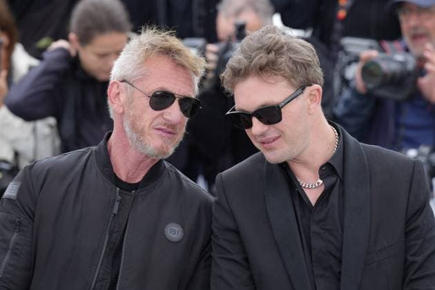 Sean Penn (acteur) - Michael Pitt (acteur) CELEBRITES : 76 eme festival de Cannes - Photocall du film Black Flies - Cannes - 19 05 2023 NorbertScanella Panoramic 