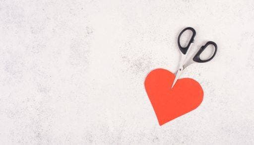 RECORD DATE NOT STATED Red heart cut by the scissors, symbol for broken relationship, love and emotion concept, divorce and breakup problems *** Roter Herz angeschnitten indem der scissors, Sinnbild für kaputt relationship, Liebe und Gefühlsregung concept, Scheidung und breakup Probleme 7049632