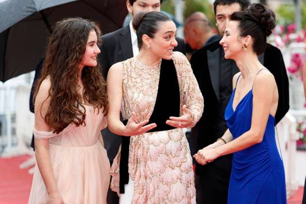Ece Bagci, Merve Dizdar and Mediha Didem Türemen at the premiere of the feature film Kuru Otlar Üstüne About Dry Grasses at the Festival de Cannes 2023 76 Cannes International Film Festival at the Palais des Festivals Cannes, 19 05 2023. Foto:xD.xBedrosianx xFuturexImage