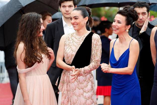 Ece Bagci, Merve Dizdar and Mediha Didem Türemen at the premiere of the feature film Kuru Otlar Üstüne About Dry Grasses at the Festival de Cannes 2023 76 Cannes International Film Festival at the Palais des Festivals Cannes, 19 05 2023. Foto:xD.xBedrosianx xFuturexImage