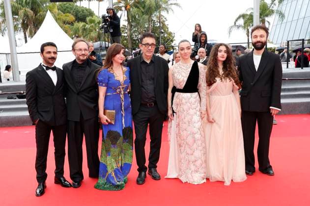 Musab Ekici, Deniz Celiloglu, Ebru Ceylan, Nuri Bilge Ceylan, Merve Dizdar, Ece Bagci and Erdem Senocak at the premiere of the feature film Kuru Otlar Üstüne About Dry Grasses at the Festival de Cannes 2023 76 Cannes International Film Festival at the Palais des Festivals Cannes, 19 05 2023. Foto:xD.xBedrosianx xFuturexImage