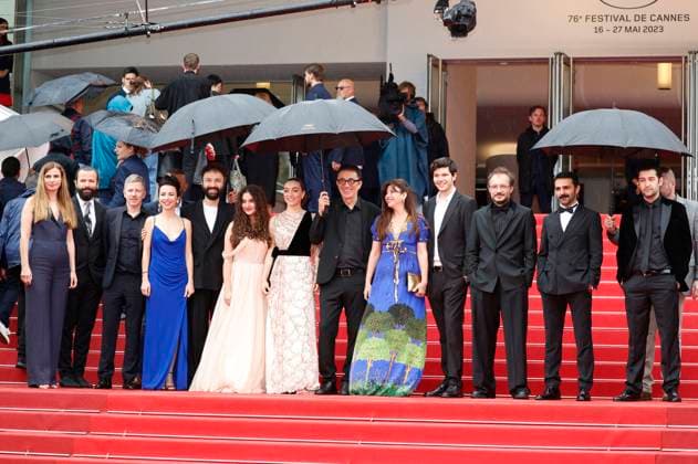 Janine Jackowski, Erdem Senocak, Ece Bagci, Merve Dizda, Nuri Bilge Ceylan, Ebru Ceylan, Ayaz Ceylan, Deniz Celiloglu, Musab Ekici, Mediha Didem Türemen, Nadir Operli and Alexandre Mallet Guy at the premiere of the feature film Kuru Otlar Üstüne About Dry Grasses at the Festival de Cannes 2023 76 Cannes International Film Festival at the Palais des Festiv Foto:xD.xBedrosianx xFuturexImage