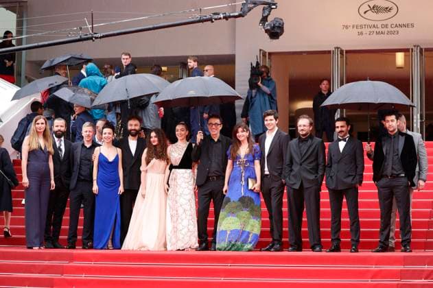 Janine Jackowski, Erdem Senocak, Ece Bagci, Merve Dizda, Nuri Bilge Ceylan, Ebru Ceylan, Ayaz Ceylan, Deniz Celiloglu, Musab Ekici, Mediha Didem Türemen, Nadir Operli and Alexandre Mallet Guy at the premiere of the feature film Kuru Otlar Üstüne About Dry Grasses at the Festival de Cannes 2023 76 Cannes International Film Festival at the Palais des Festiv Foto:xD.xBedrosianx xFuturexImage
