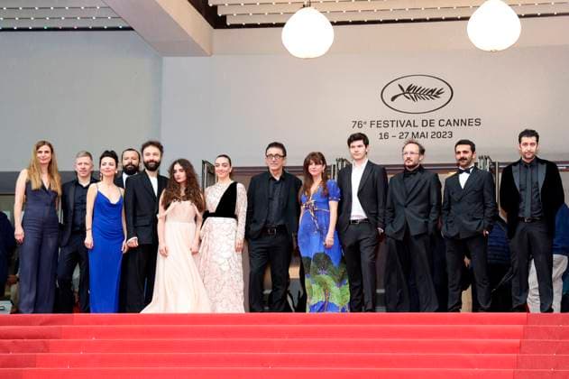 Janine Jackowski, Erdem Senocak, Ece Bagci, Merve Dizda, Nuri Bilge Ceylan, Ebru Ceylan, Ayaz Ceylan, Deniz Celiloglu, Musab Ekici, Mediha Didem Türemen, Nadir Operli and Alexandre Mallet Guy at the premiere of the feature film Kuru Otlar Üstüne About Dry Grasses at the Festival de Cannes 2023 76 Cannes International Film Festival at the Palais des Festiv Foto:xD.xBedrosianx xFuturexImage