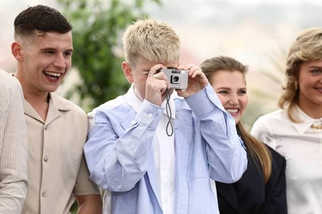Entertainment Bilder des Tages May 19, 2023, Cannes, Cote d Azur, France: Director MOLLY MANNING WALKER takes photos as she attends the photocall for How to Have Sex during the 76th Annual Cannes Film Festival at Palais des Festivals on May 19, 2023 in Cannes, France Cannes France - ZUMAc179 20230519_zep_c179_120 Copyright: xMickaelxChavetx