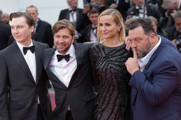 Paul Dano - Ruben Östlund - Julia Ducournau - Denis MÃ nochet CELEBRITES : 76 eme festival de Cannes - Red Carpet du film Â« The Zone of Interest Â» - Cannes - 19 05 2023 NorbertScanella Panoramic 