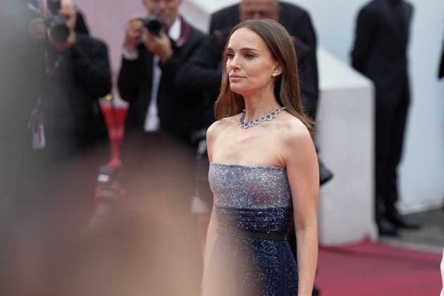 Natalie Portman CELEBRITES : 76 eme festival de Cannes - Red Carpet du film Â« The Zone of Interest Â» - Cannes - 19 05 2023 NorbertScanella Panoramic 