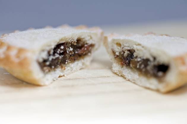 Side up and close view of fresh crusty mince pie cut in half to show filling Copyright: xNickxStubbsx xDesignxPicsx , 31255882 Copyright: NickxStubbsx xDesignxPics 31255882