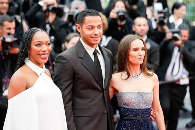 The Zone of Interest Red Carpet Premiere at the 76th Edition of the Cannes Film Festival Natalie Portman, godmother of the Chopard Trophy, with award recipients Naomi Ackie and Daryl McCormack, attend the movie screening and red carpet event of The Zone of Interest , during the 76th edition of the Cannes Film Festival on May 19 2023, in Cannes, France Cannes Palace of Festivals and Congress Cannes France Copyright: xAlexandraxFechetex _ADR4318