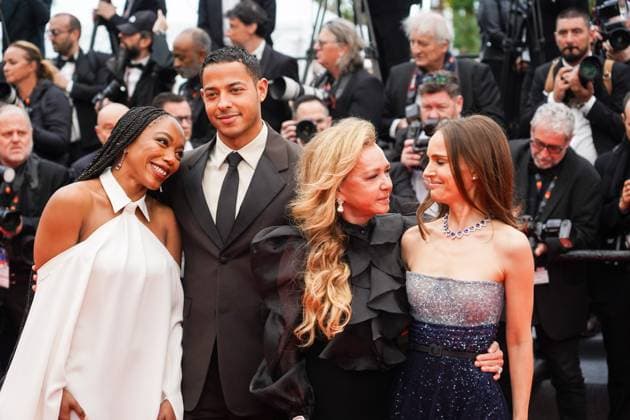 The Zone of Interest Red Carpet Premiere at the 76th Edition of the Cannes Film Festival Natalie Portman, godmother of the Chopard Trophy, with award recipients Naomi Ackie and Daryl McCormack, and Chopard President Caroline Scheufele, attend the movie screening and red carpet event of The Zone of Interest , during the 76th edition of the Cannes Film Festival on May 19 2023, in Cannes, France Cannes Palace of Festivals and Congress Cannes France Copyright: xAlexandraxFechetex A_F00589