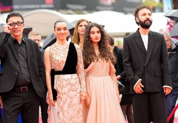 The Kuru Otlar Ustune (About Dry Grasses) Red Carpet Premiere at the 76th Edition of the Cannes Film Festival Director Nuri Bilge Ceylan and cast attend the movie screening and red carpet event of Kuru Otlar Ustune (About Dry Grasses), during the 76th edition of the Cannes Film Festival on May 19 2023, in Cannes, France Cannes Palace of Festivals and Congress Cannes France Copyright: xAlexandraxFechetex _ADR3131